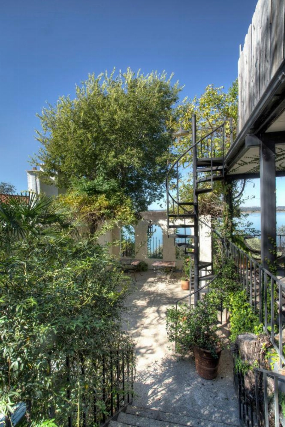 Lakehouse Bed and Breakfast