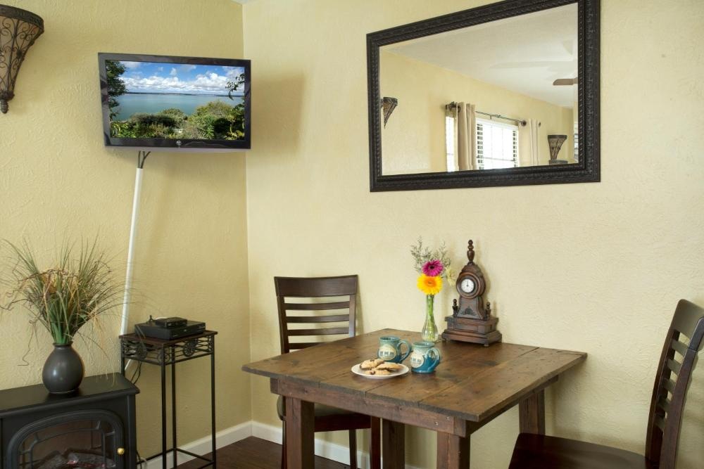 Lakehouse Bed and Breakfast