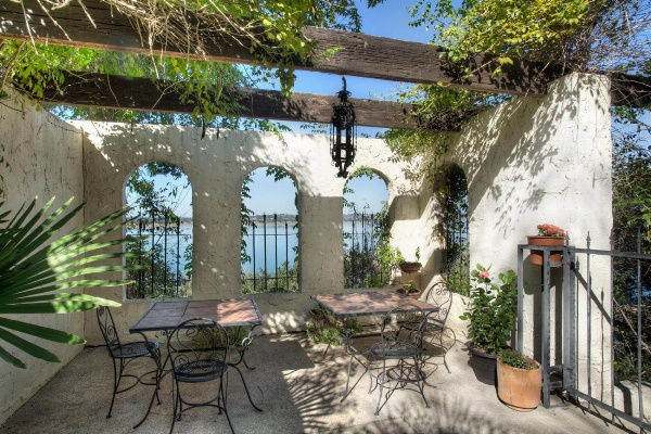 Lakehouse Bed and Breakfast Main image