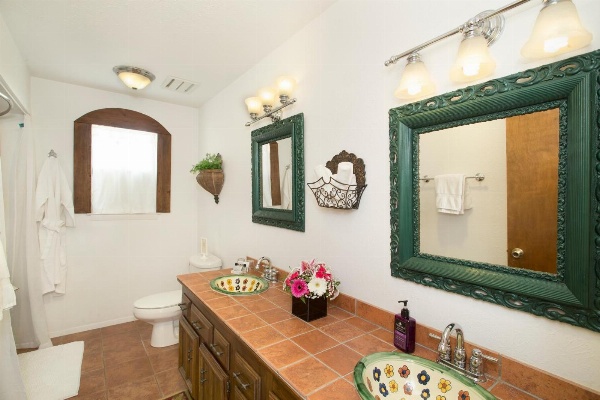 Lakehouse Bed and Breakfast image 5