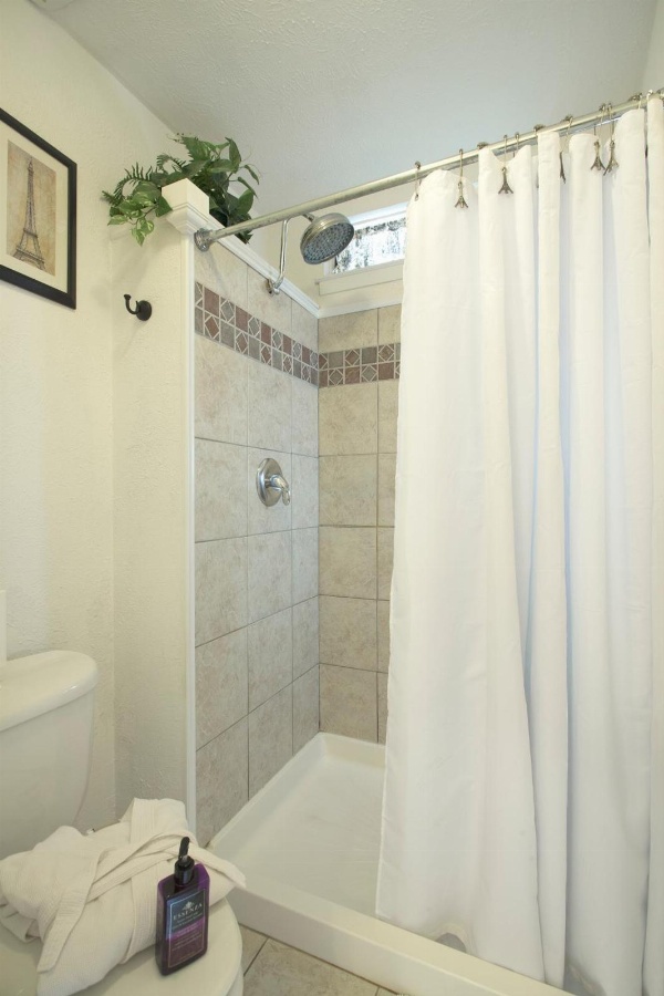 Lakehouse Bed and Breakfast image 7