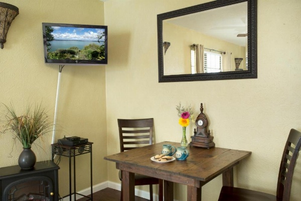 Lakehouse Bed and Breakfast image 9